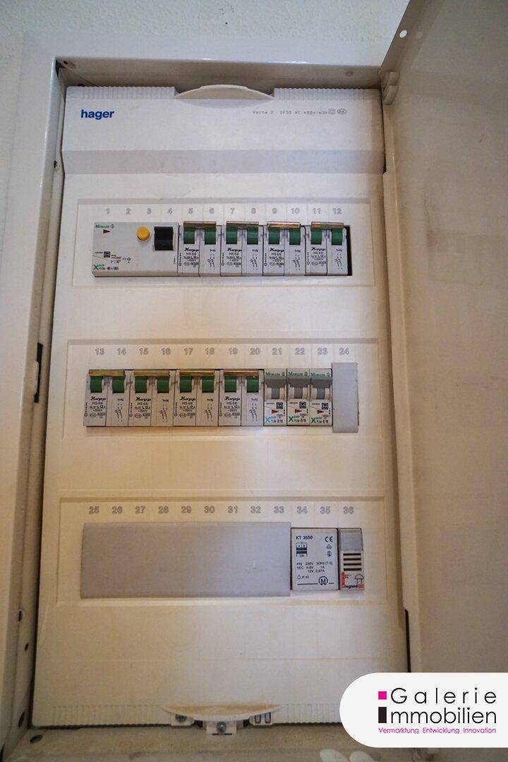Elektrischer Sicherungskasten mit mehreren Leistungsschaltern.