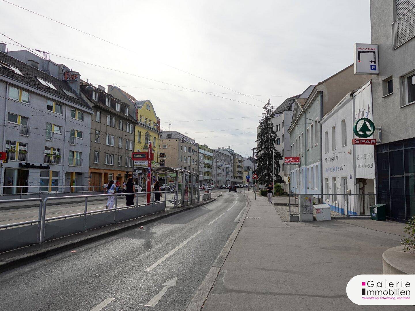 Straßenbahn am Kagraner Platz