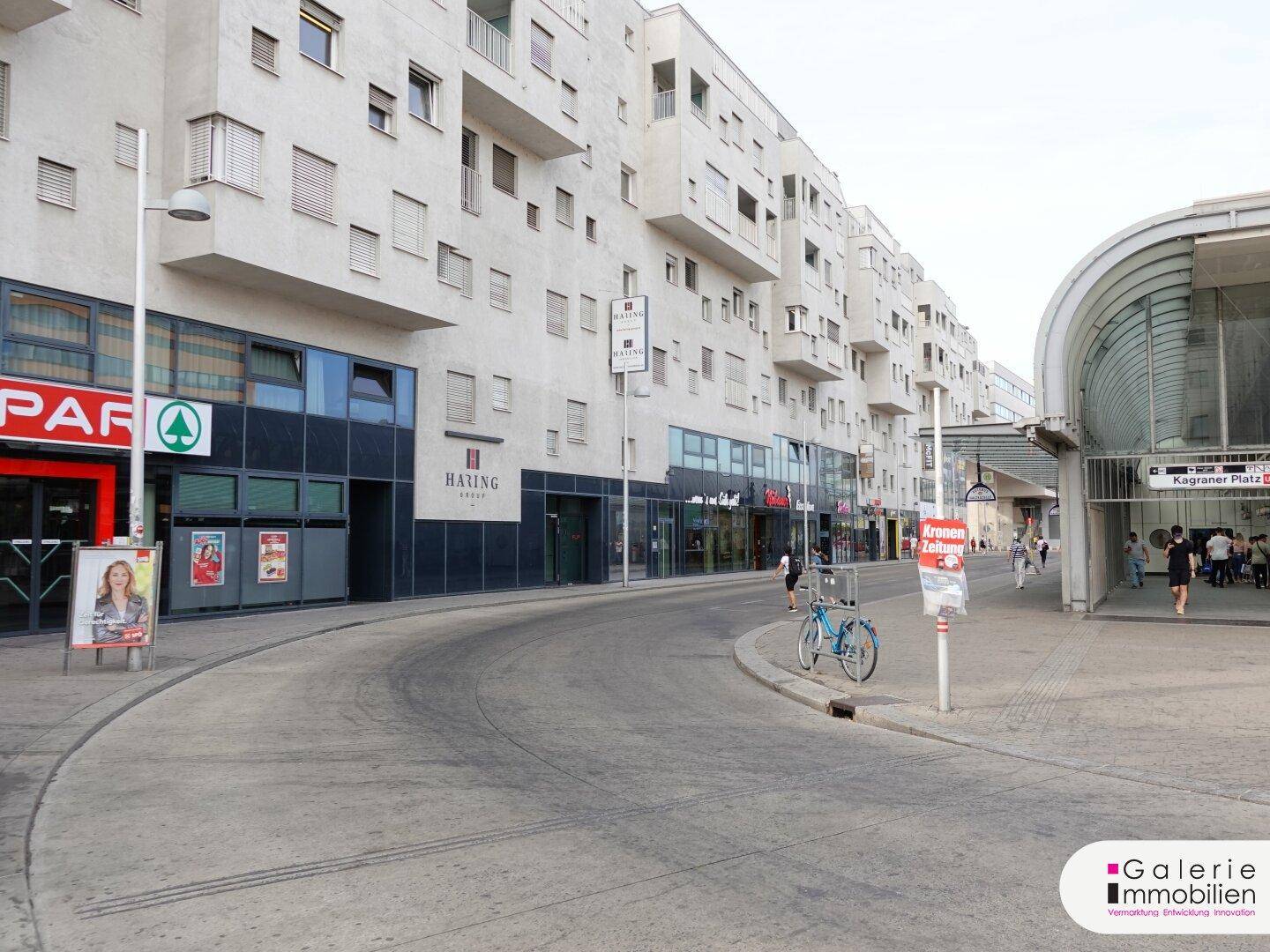 U-Bahn und Ladenzeile Kagraner Platz