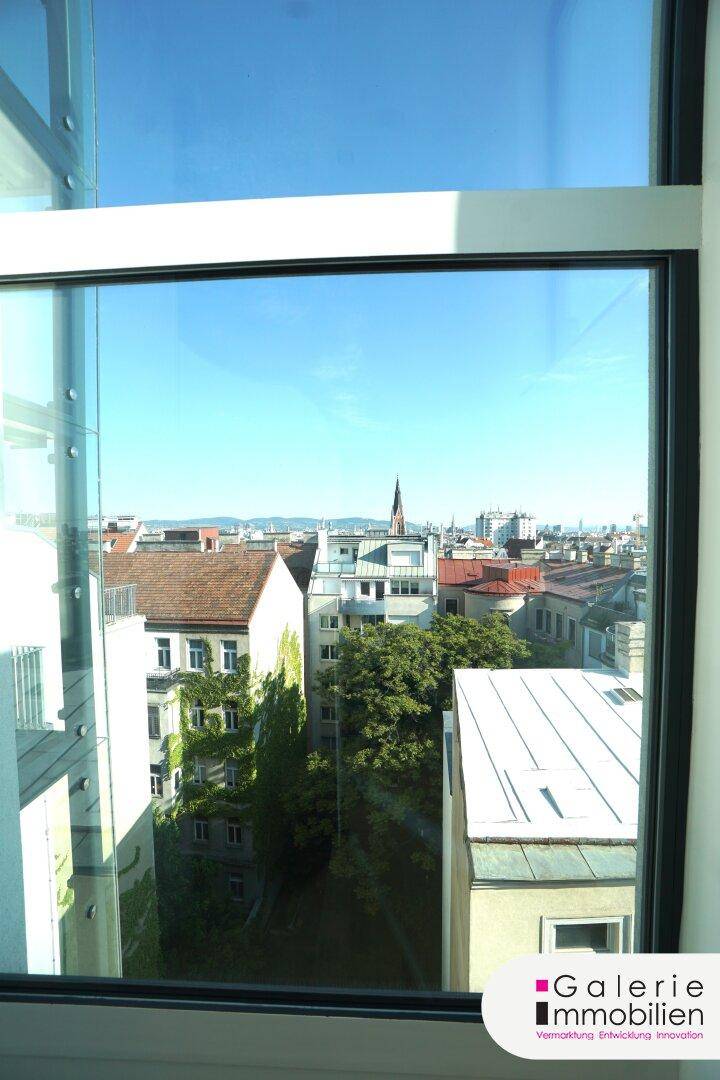 Panoramablick aus dem Fenster über die Dächer der Stadt.