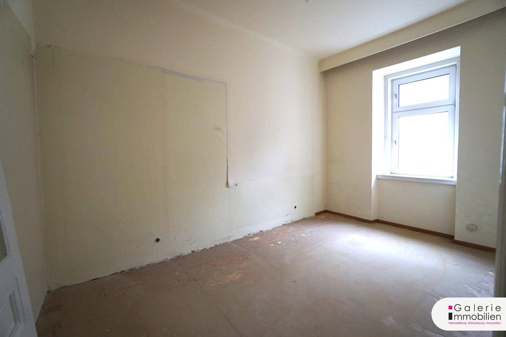 Kleineres Zimmer mit einem Fenster und einfachen Wänden, ideal als Schlaf- oder Arbeitszimmer.