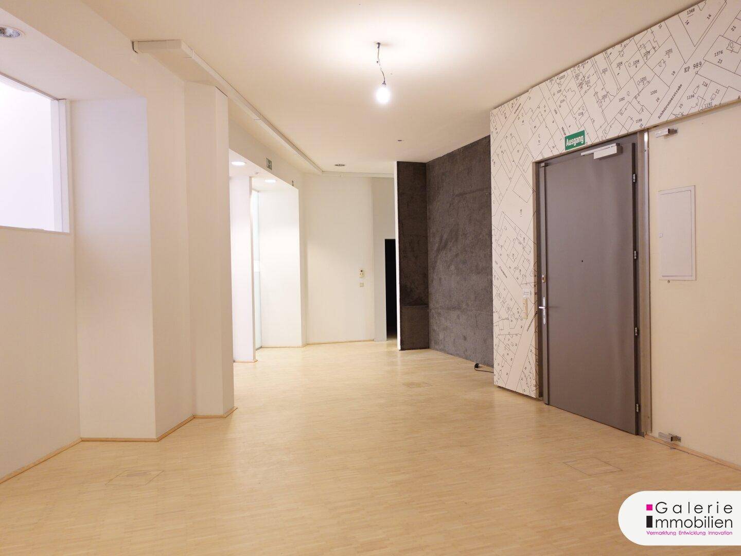 Geräumiger, heller Innenraum mit Holzboden und minimalistischer Gestaltung.