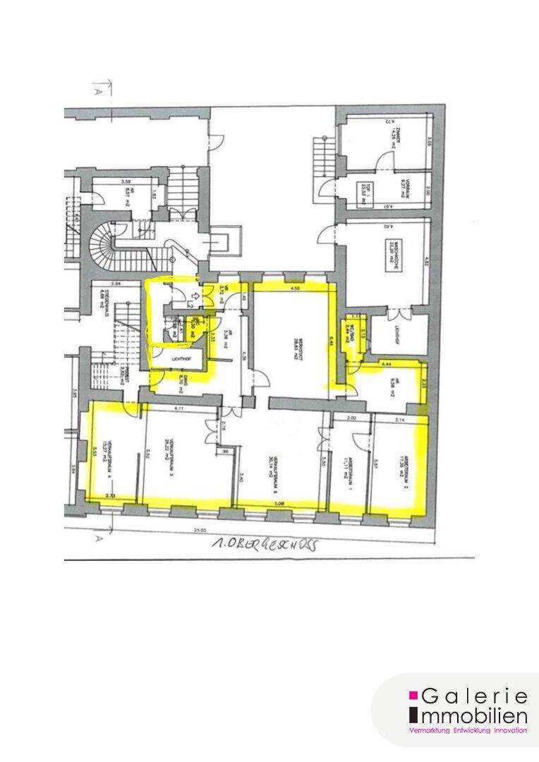 Grundriss des ersten Obergeschosses mit mehreren Räumen und hervorgehobener Wohneinheit, inklusive Treppenhaus und Aufzug.