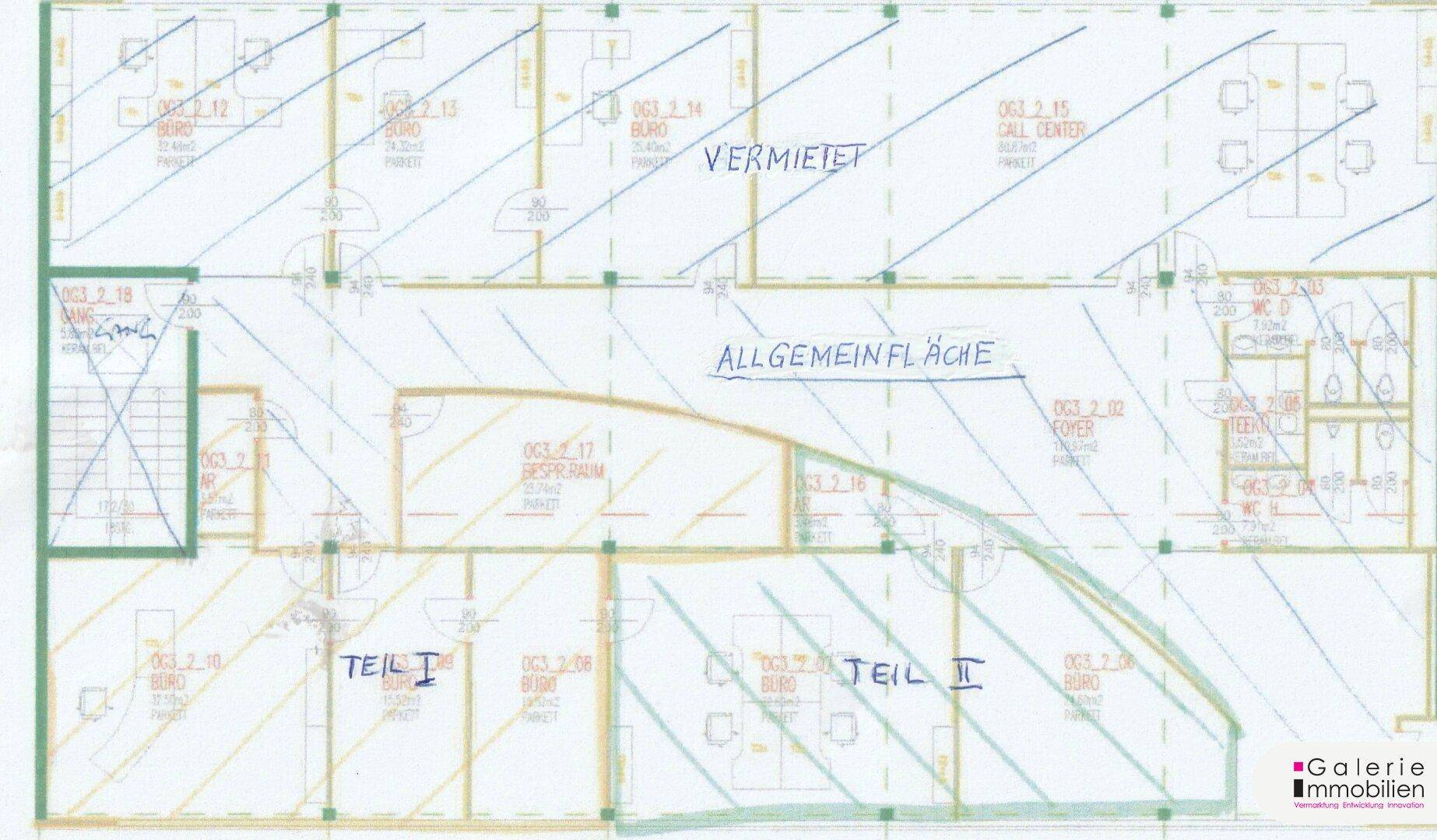 Detaillierter Grundriss mit verschiedenen Bürobereichen, einer allgemeinen Fläche und einem Treppenhaus.