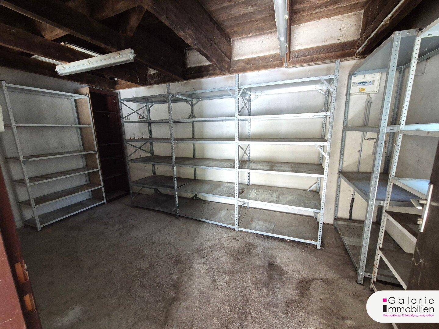 Großer Abstellraum im Keller mit robusten Metallregalen für viel Stauraum.