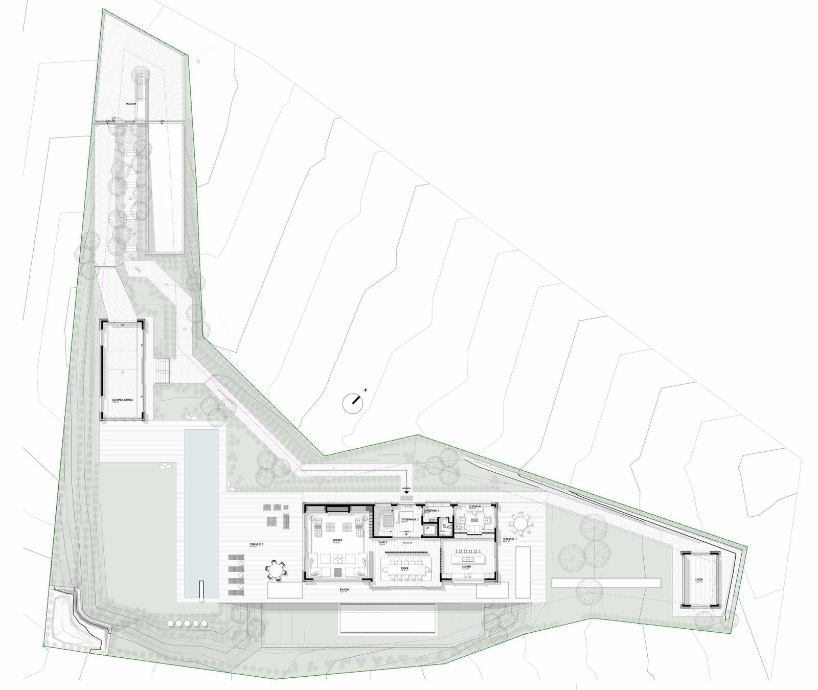 Grundriss des Erdgeschosses mit Wohnbereich, Küche, Esszimmer, Außenpool und weitläufigem Garten.