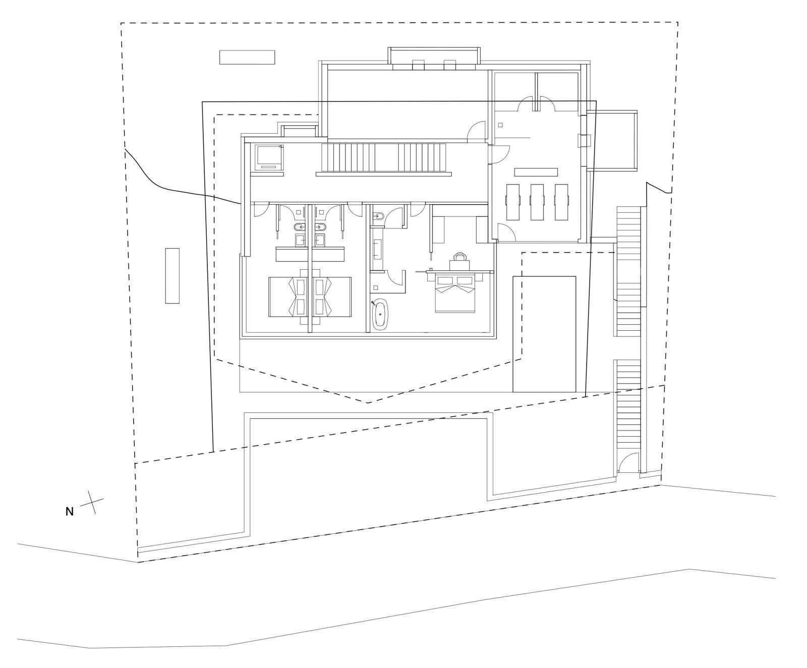 Grundriss des unteren Geschosses mit Schlafzimmern, Bädern und Zugang zu einem Außenbereich mit Pool.