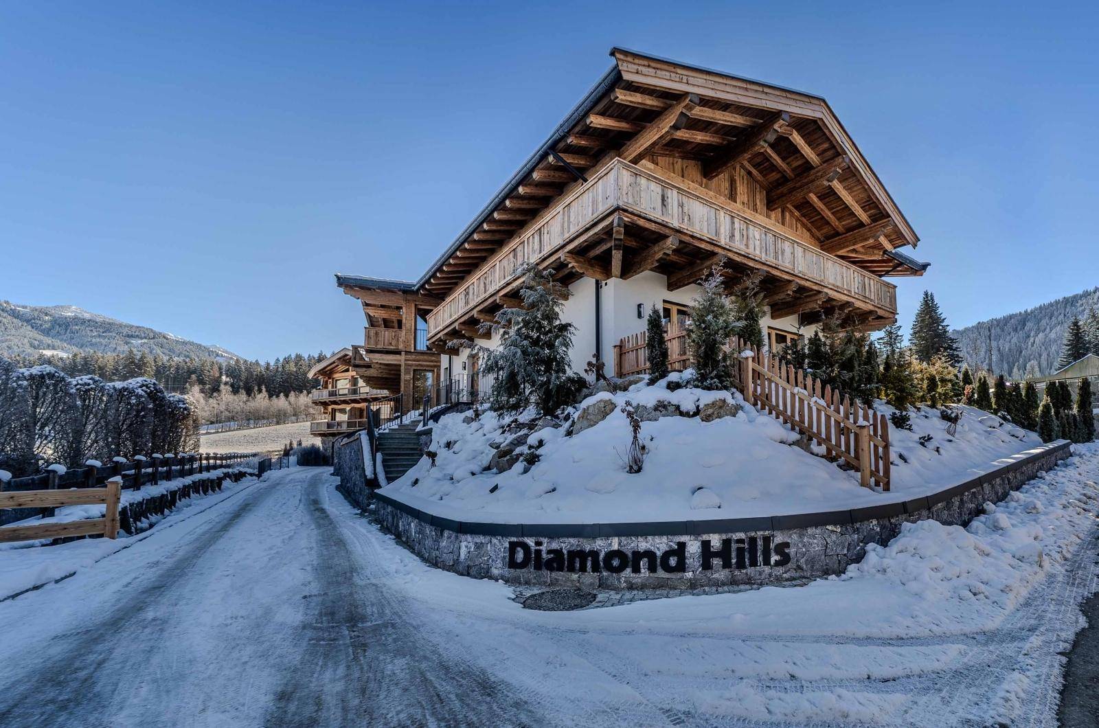 Luxuriöses Chalet in verschneiter Berglandschaft mit traditioneller Holzarchitektur.