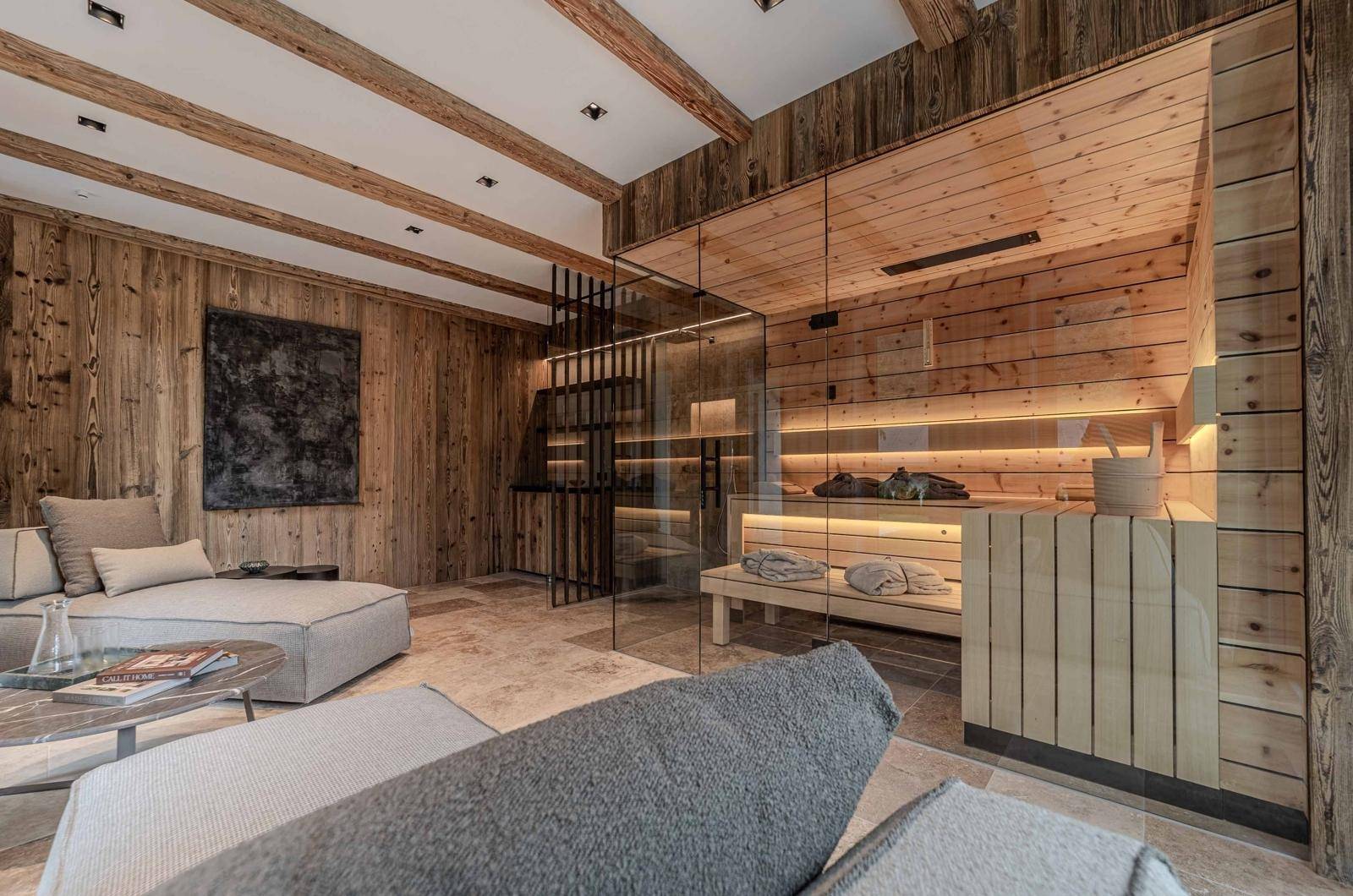 Moderner Wellnessbereich mit großer Sauna, Entspannungsliegen und Holzelementen für pure Erholung.