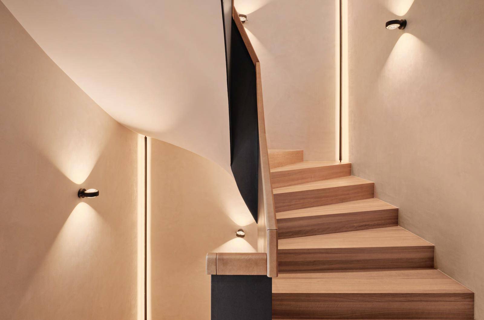 Elegante Holztreppe mit indirekter Beleuchtung und modernem Design.