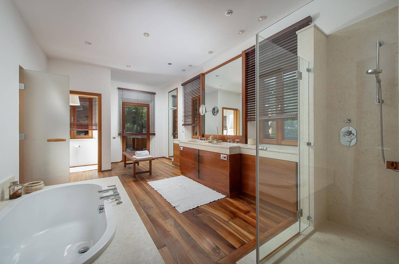 Modernes Badezimmer mit freistehender Badewanne, begehbarer Dusche und Doppelwaschbecken.