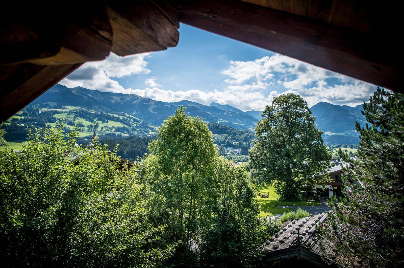 Atemberaubender Blick auf die grüne Berglandschaft unter einem strahlend blauen Himmel.