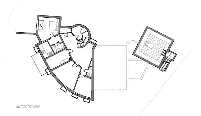 Grundriss des Untergeschosses mit mehreren Räumen und einer Wendeltreppe.