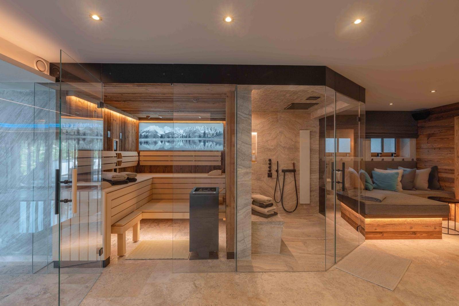Exklusiver Wellnessbereich mit Sauna, Dampfdusche und gemütlicher Liegefläche zum Entspannen.