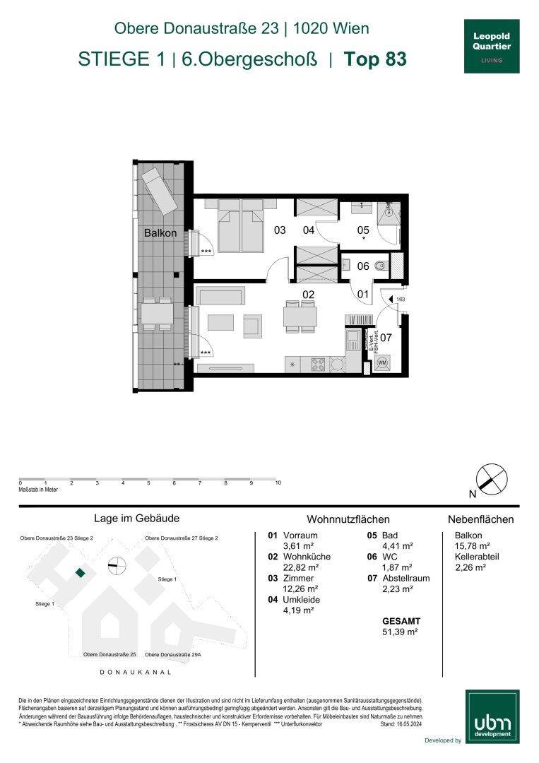 Grundriss einer Wohnung mit Balkon, Schlafzimmern und offenem Wohnbereich.