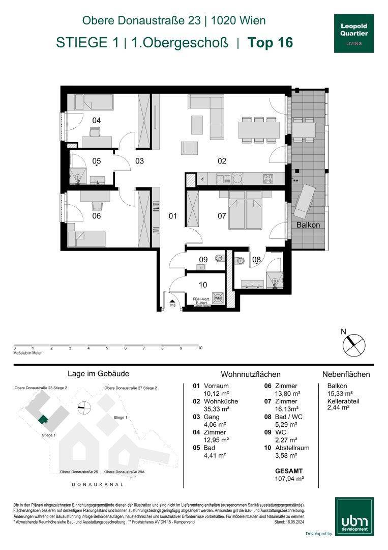 Grundriss einer Wohnung im 1. Obergeschoss mit offenem Wohn-Essbereich, drei Schlafzimmern und einem Balkon.