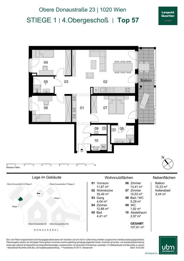 Grundriss einer Wohnung im 4. Obergeschoss mit offener Wohnküche, drei Zimmern, Bad, separatem WC und Balkon.