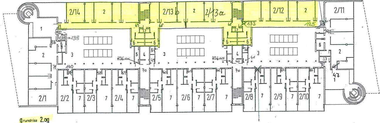 Detaillierter Grundriss eines Obergeschosses mit mehreren Büroeinheiten und Treppenhäusern.