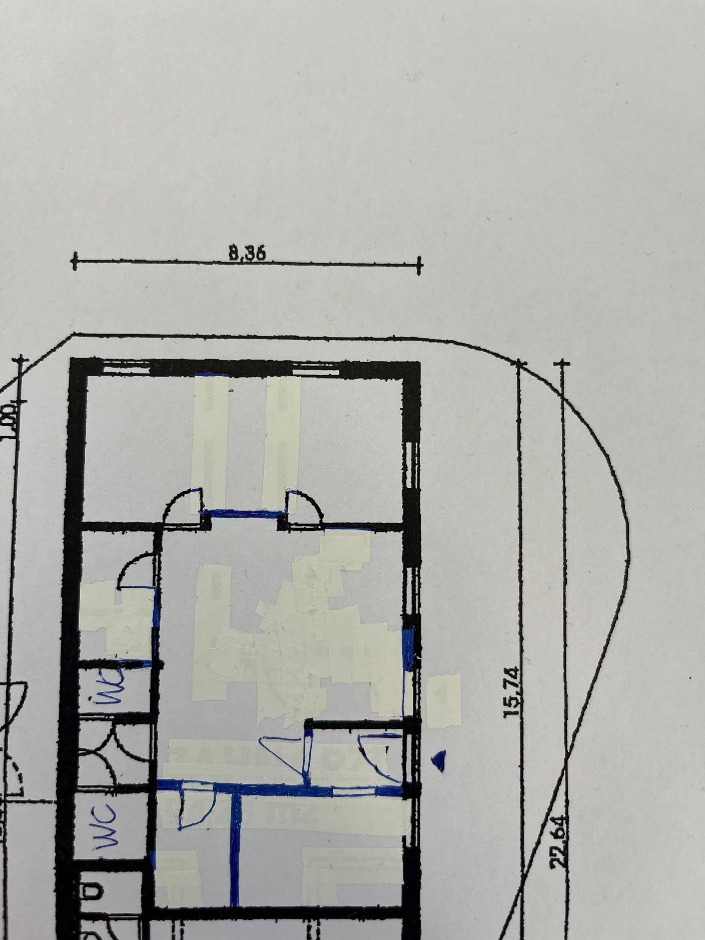 Detaillierter Grundriss mit Maßen und Raumaufteilung, inklusive Sanitärbereichen.