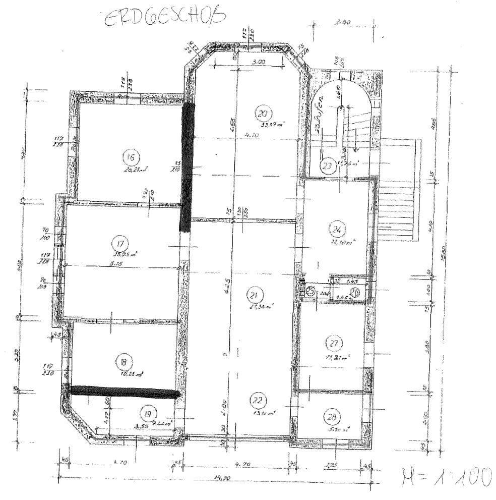 Detaillierter Grundriss des Erdgeschosses mit verschiedenen Räumen und Abmessungen.