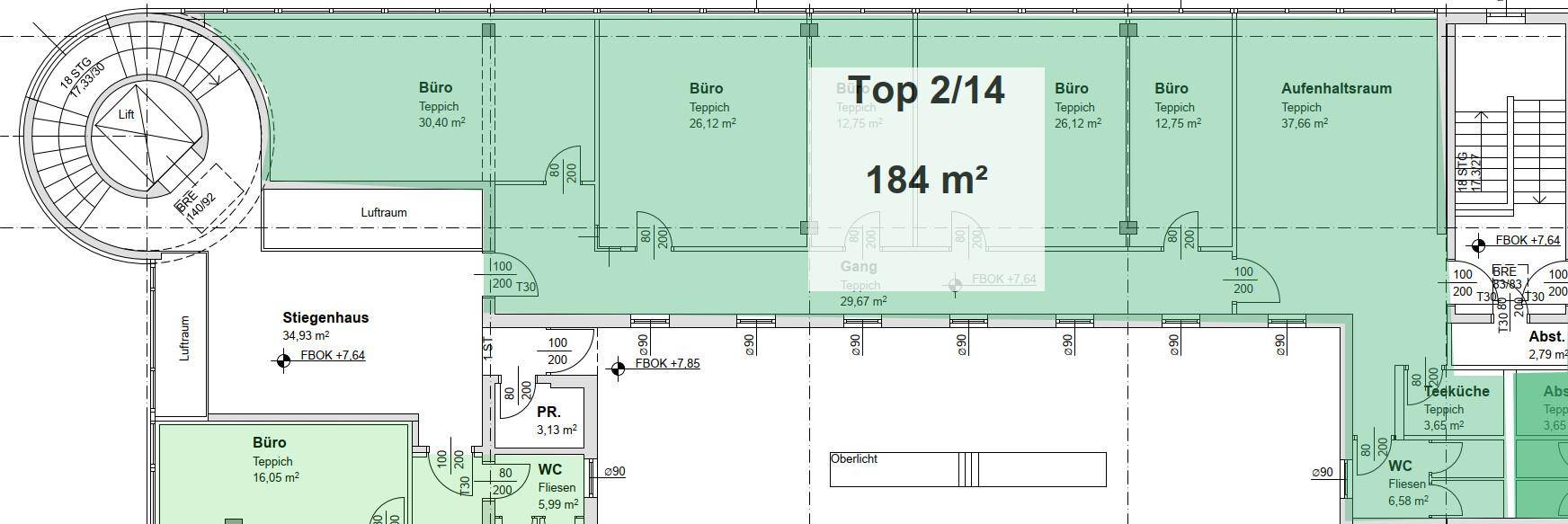 Grundrissplan einer Büroetage mit mehreren Büros, einem Aufenthaltsraum, Teeküche und Toiletten, inklusive Treppenhaus und Aufzug.