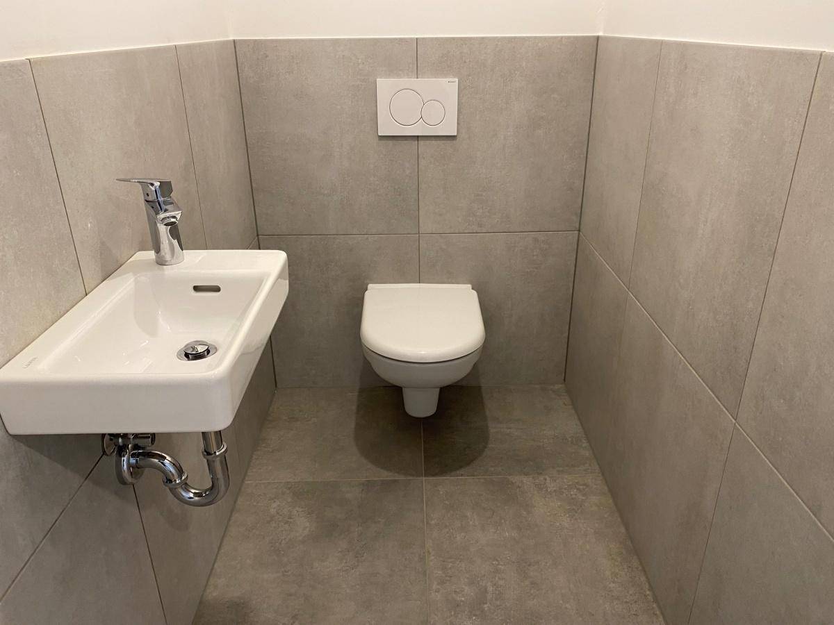 WC mit Waschbecken