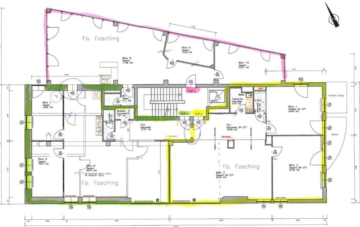 Detaillierter Grundrissplan, der die Aufteilung mehrerer Büroeinheiten mit Balkon und Sanitäranlagen zeigt.