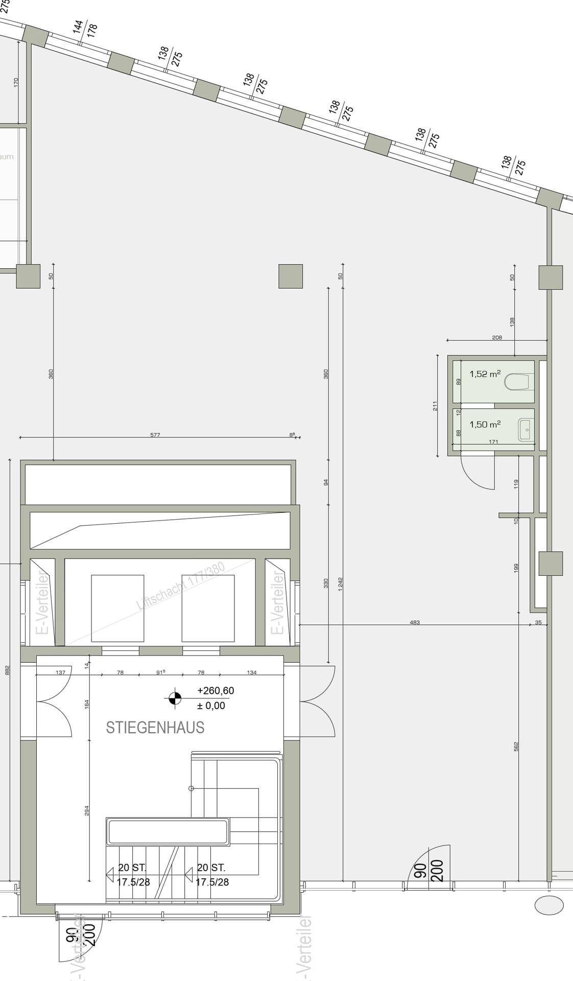 Ausschnitt eines Grundrisses, der ein Treppenhaus und separate Toilettenbereiche darstellt.