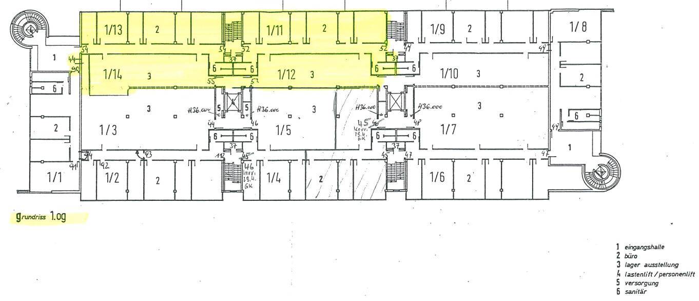 Grundriss des ersten Obergeschosses mit mehreren Büroräumen und Fluren, hervorgehobene Bereiche.