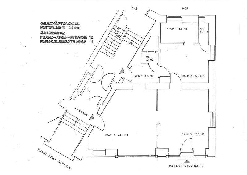 Grundriss eines Geschäftslokals mit mehreren Räumen und Zugang von zwei Straßen.