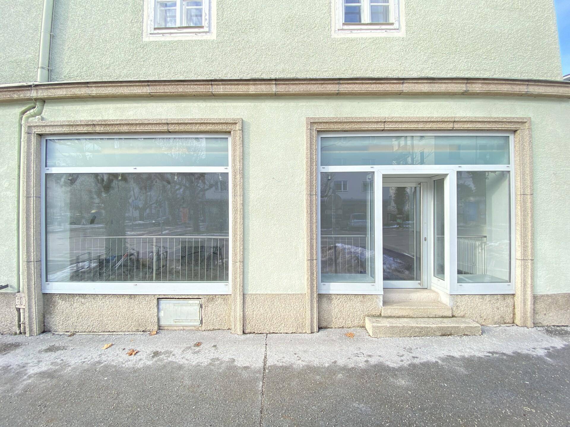 Erdgeschossfassade mit großen Schaufenstern und Eingangsbereich, ideal für ein Geschäft.