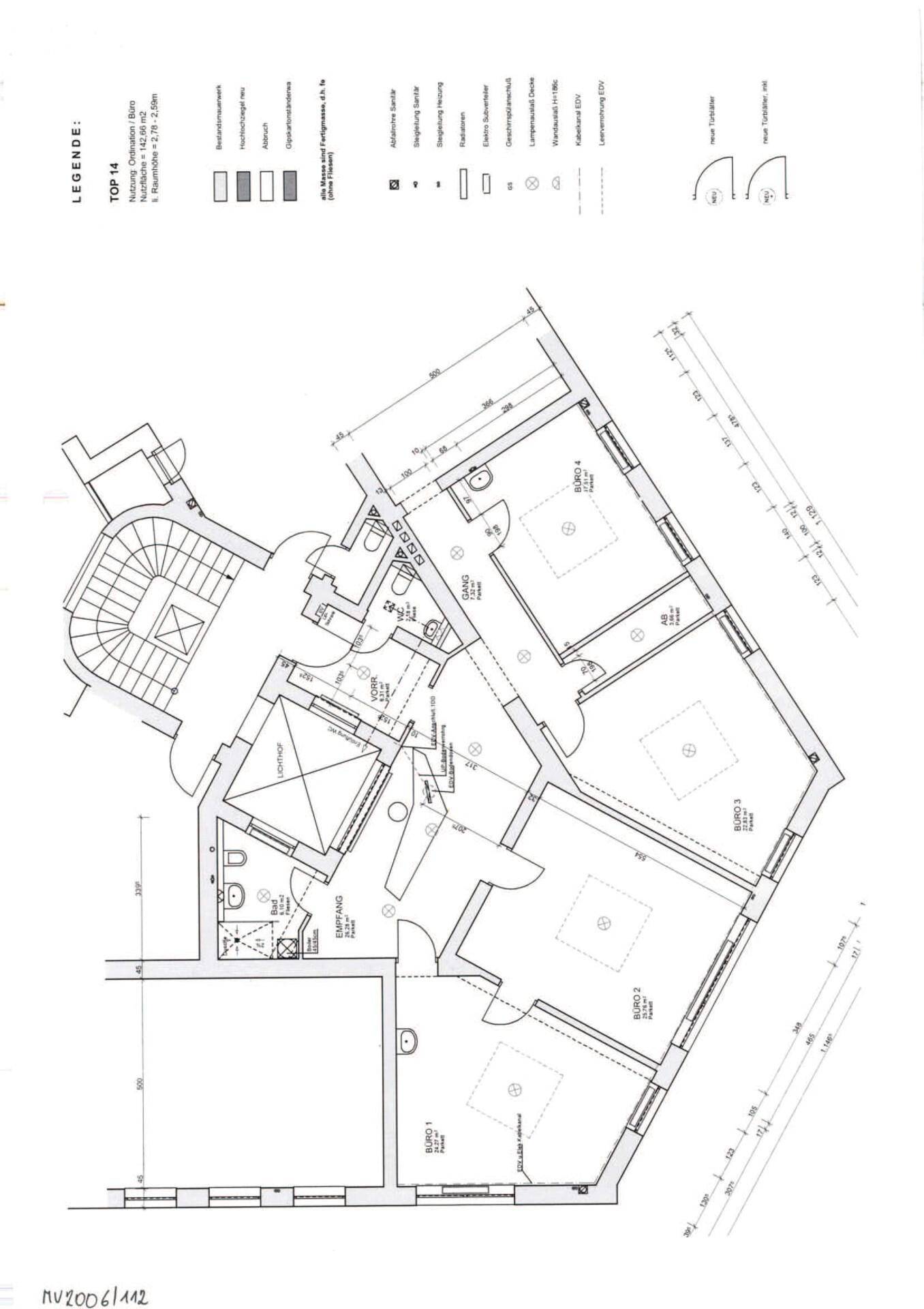 Detaillierter Grundriss einer Etage mit mehreren Büroräumen, Sanitäranlagen und einem offenen Layout.