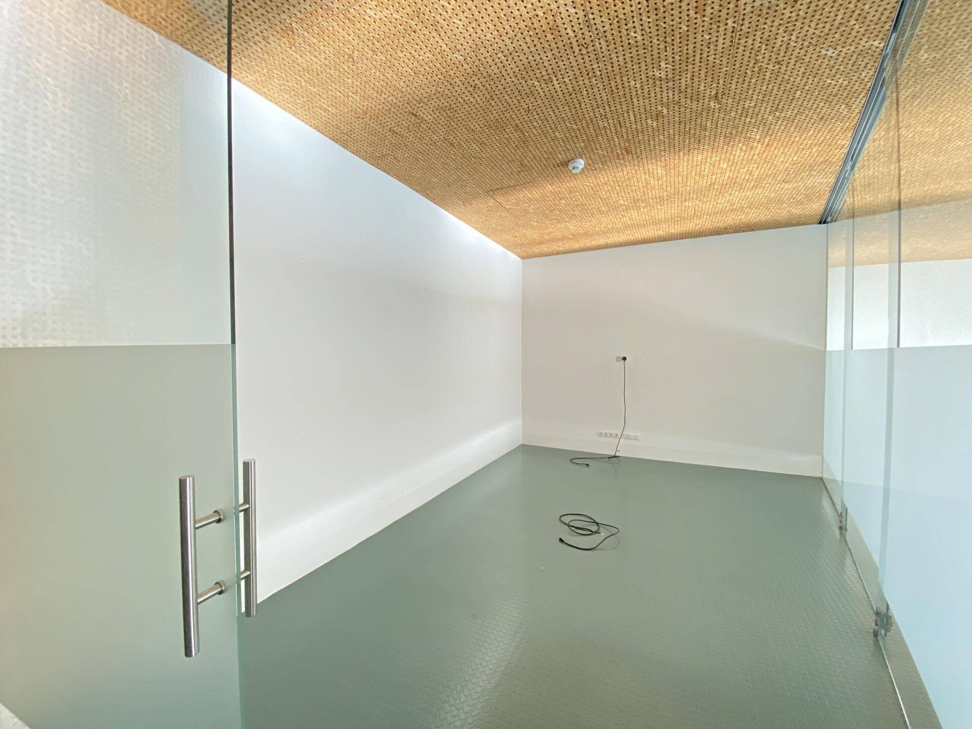 Separater Büroraum mit Glaszugang, minimalistischer Einrichtung und viel natürlichem Licht.