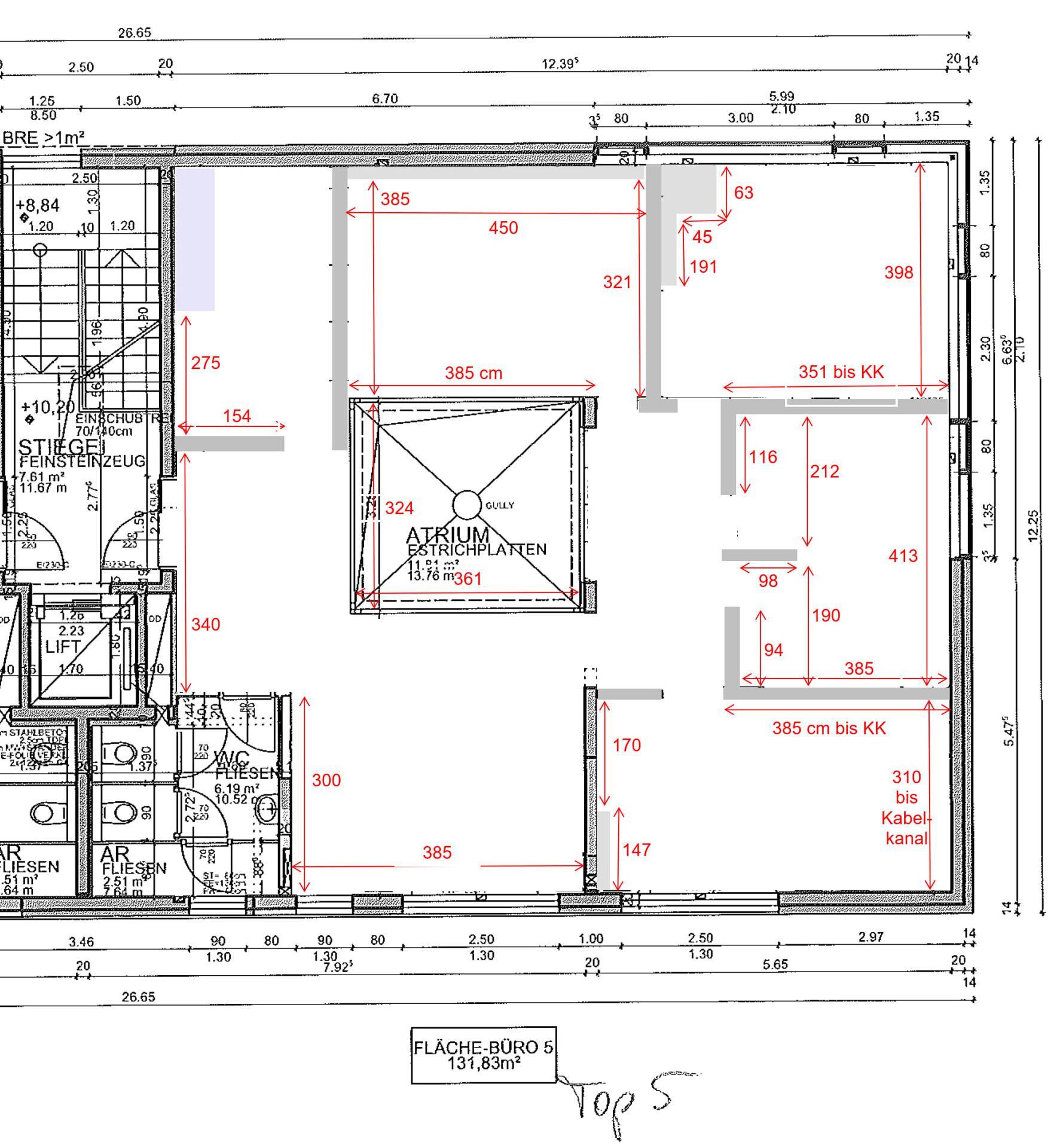 Grundriss eines Büros mit 131,83m² Fläche, inklusive Atrium, Aufzug und separatem WC-Bereich.