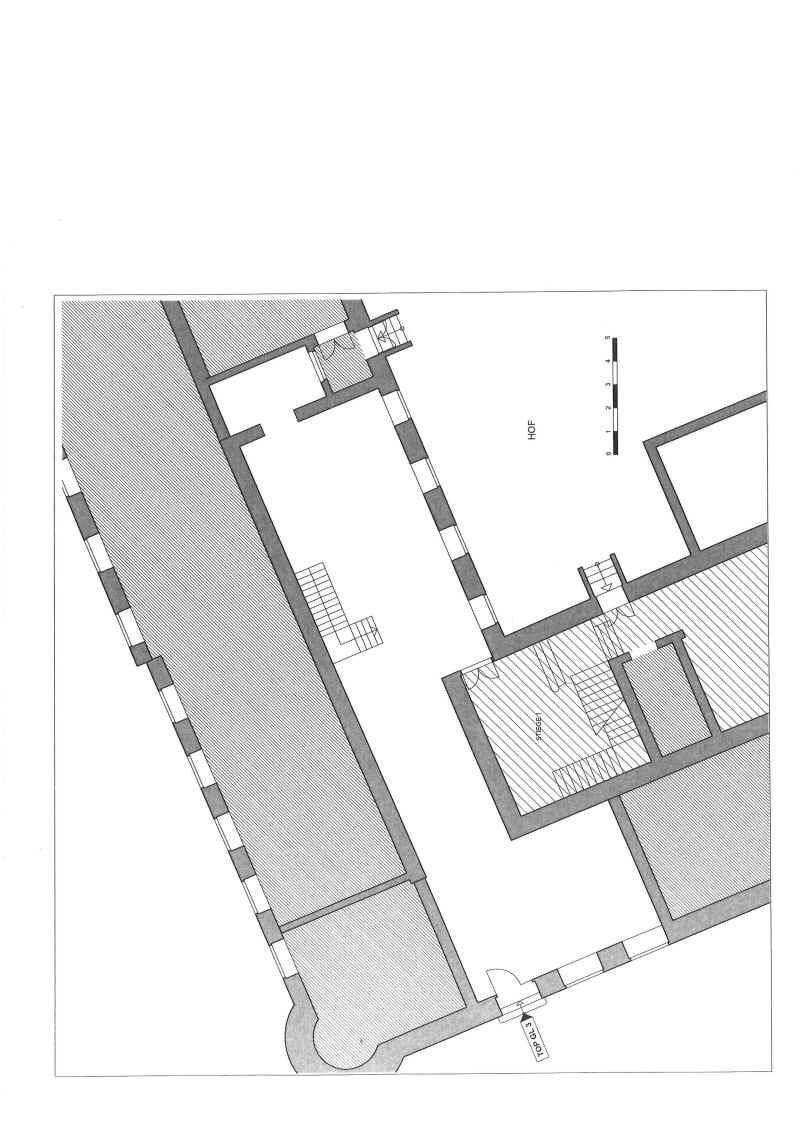 Grundriss des Erdgeschosses mit verschiedenen Räumen und Treppenhaus.