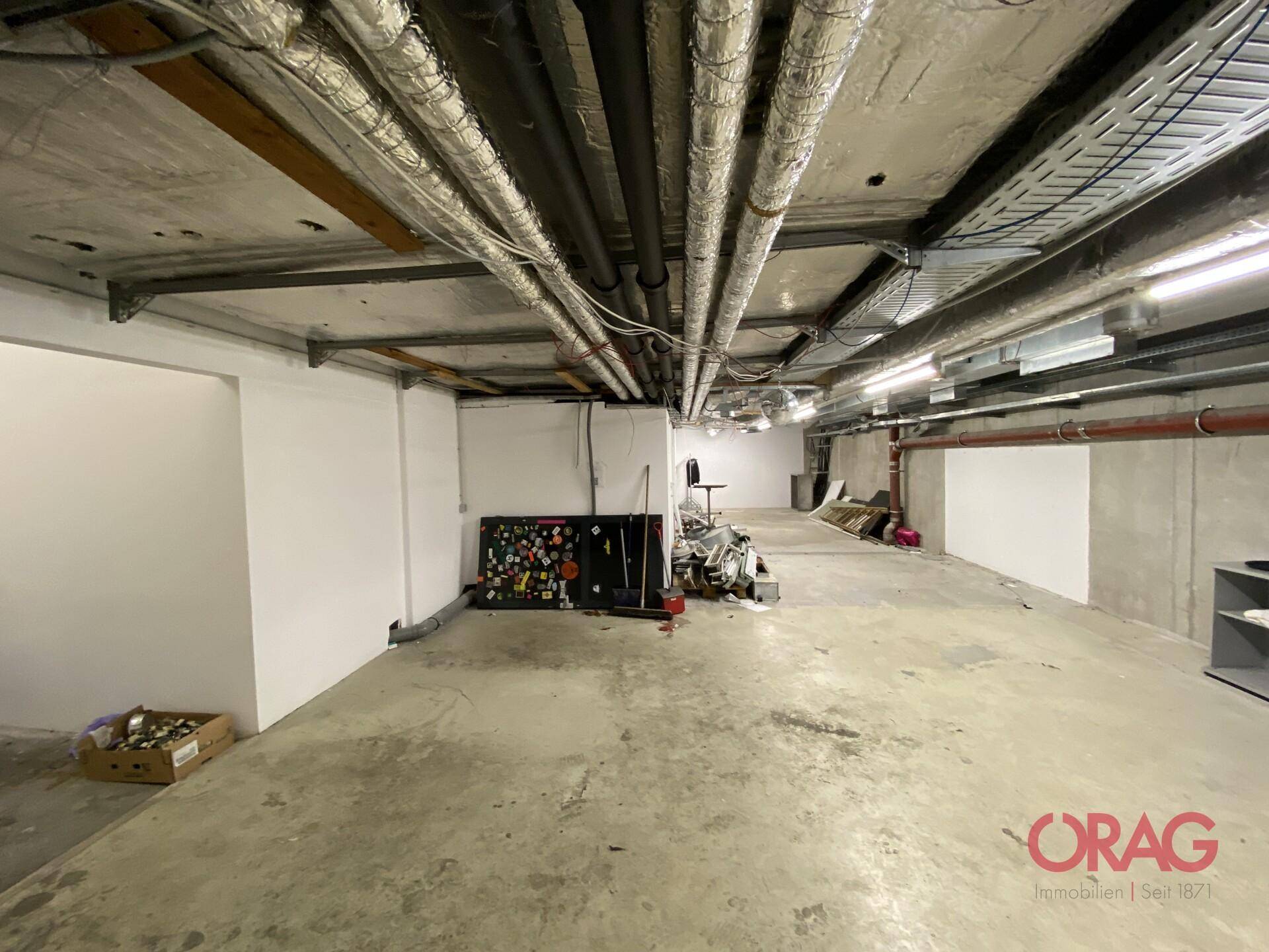 Großer Kellerraum mit Betonboden und freiliegenden Installationen, bietet viel Stauraum.