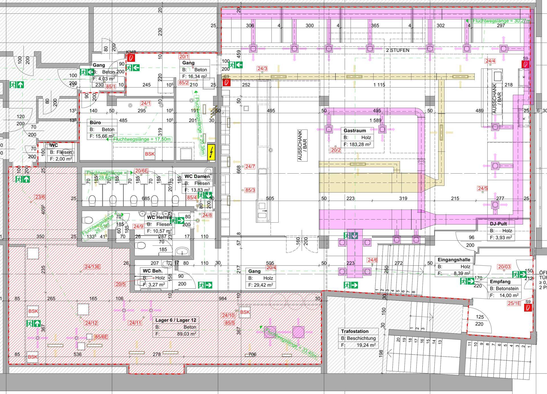 Detaillierter Grundrissplan mit verschiedenen Räumen, Sanitäranlagen und technischen Installationen.