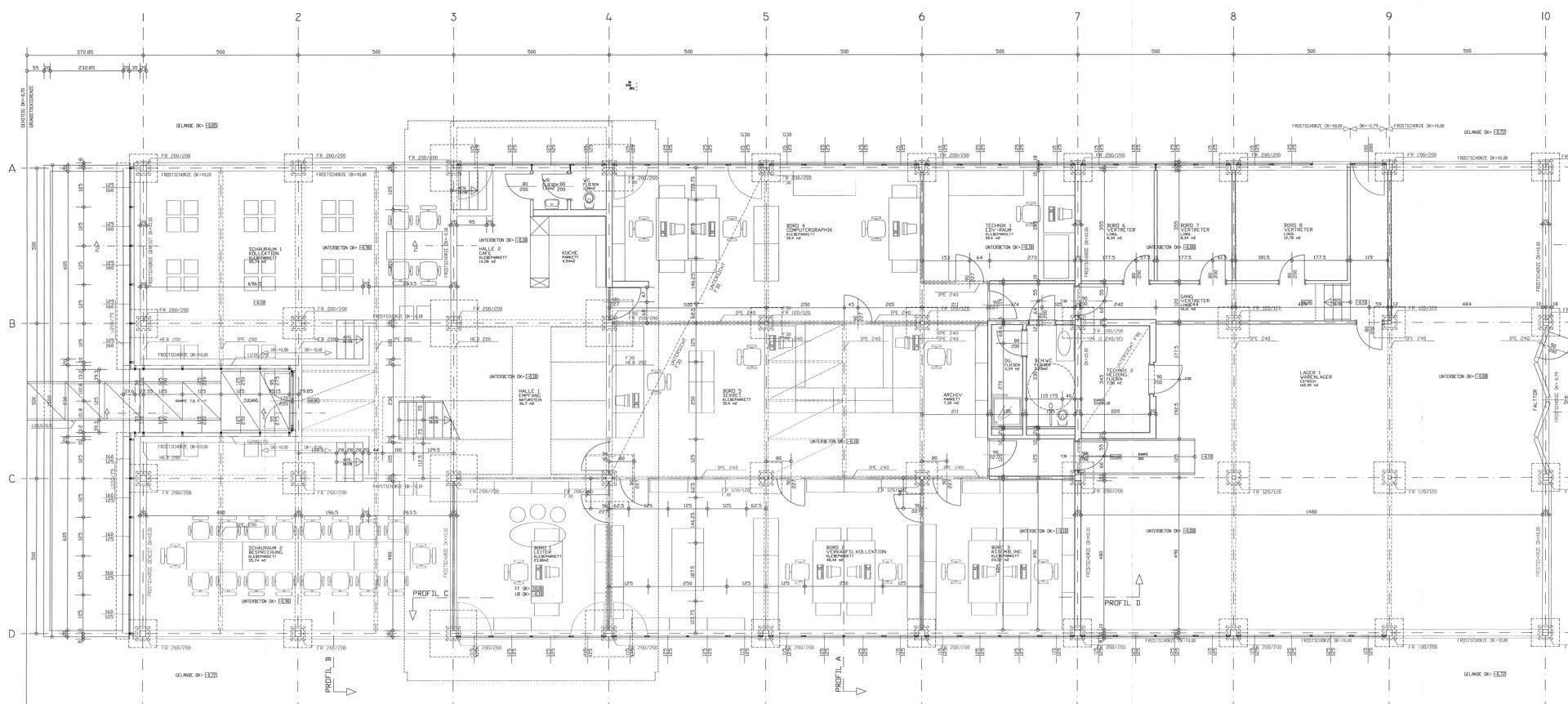 Detaillierter Grundriss des Erdgeschosses mit verschiedenen Büroräumen und Funktionsbereichen.