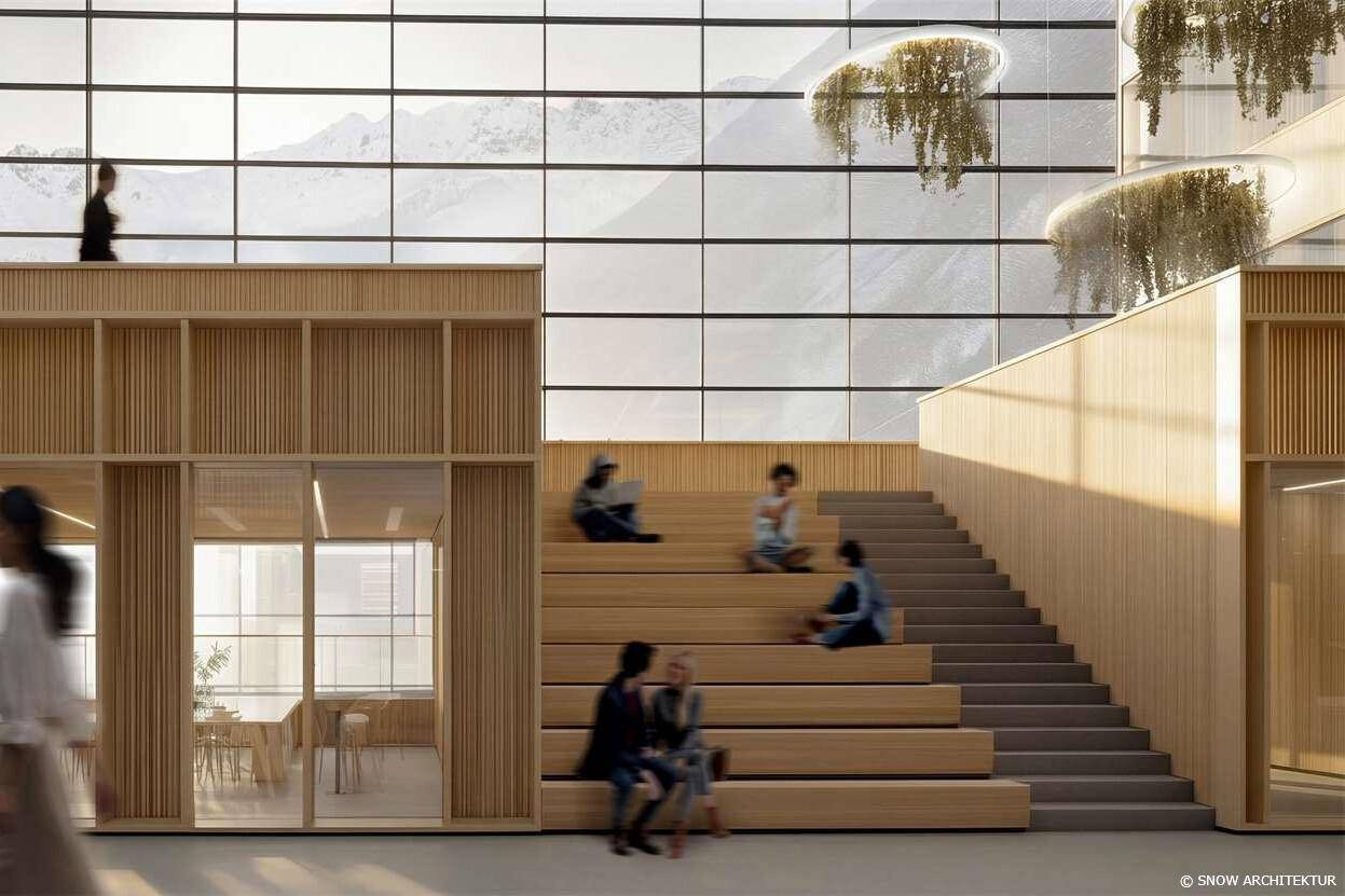 Moderner Lounge-Bereich mit gestuften Holzsitzen und großen Fenstern, die einen Blick auf die Berge bieten.