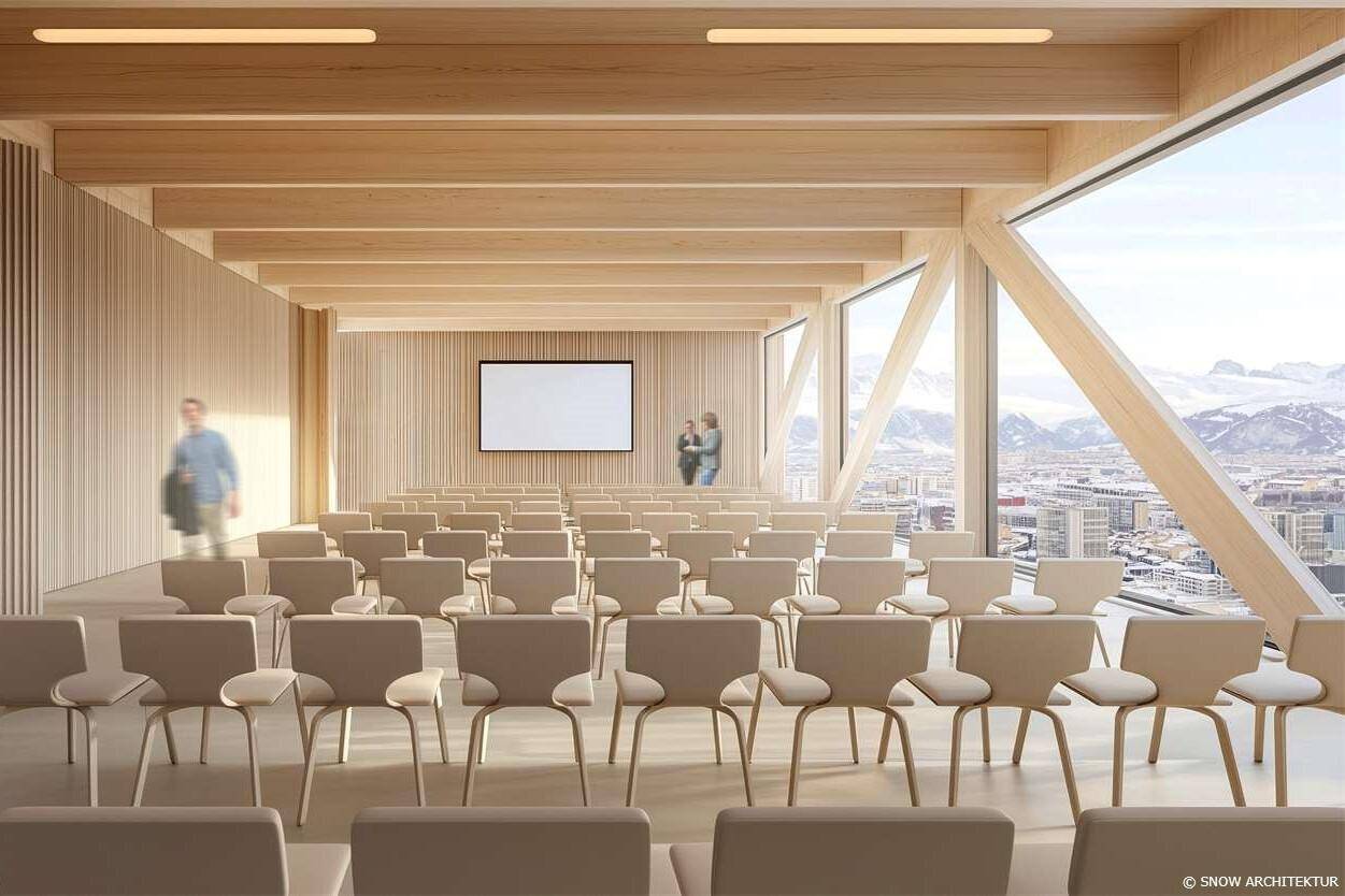 Großer, moderner Vortragssaal mit Holzbalken, bequemen Stühlen und Panoramablick auf die Berge.