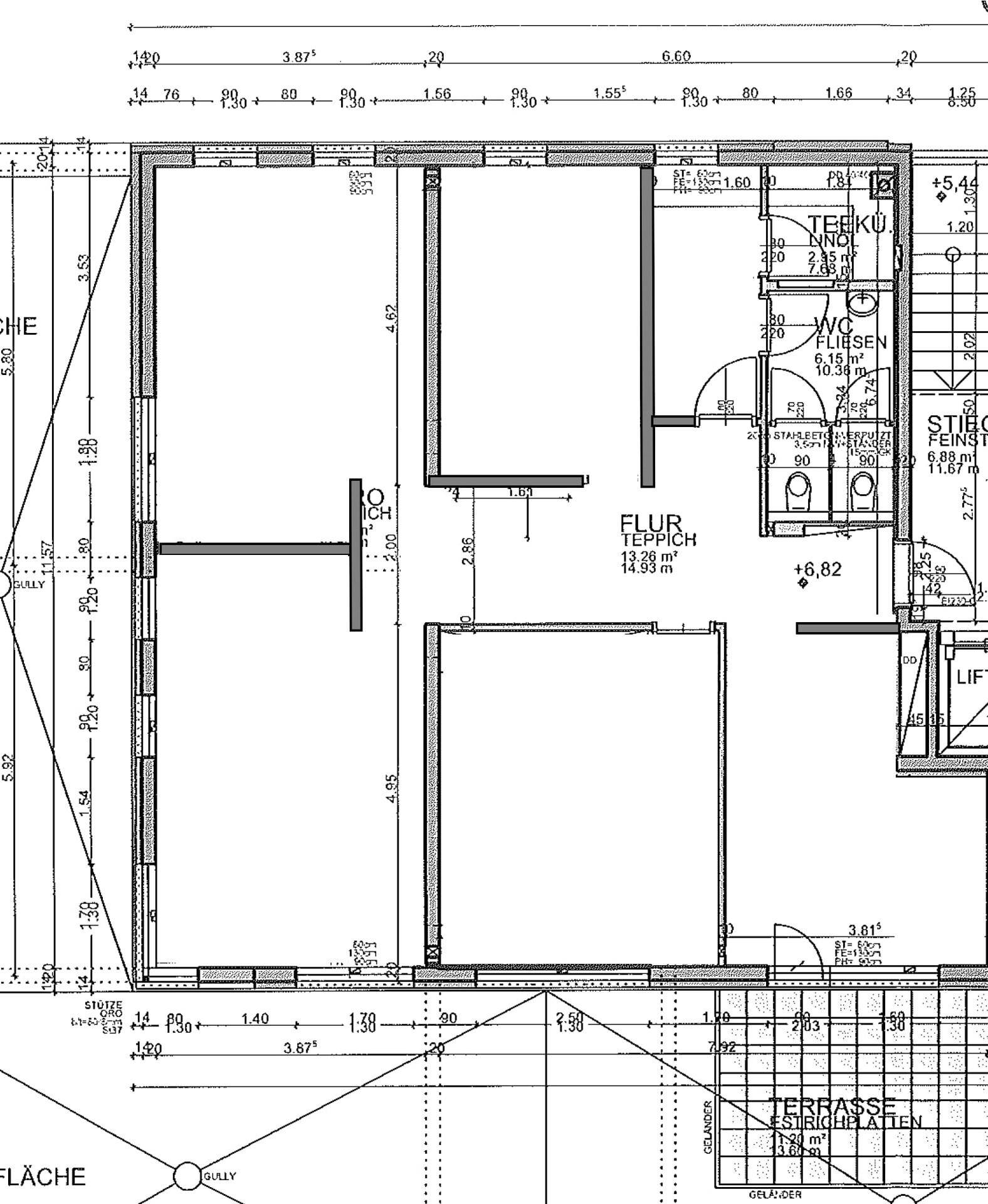 Detaillierter Grundriss mit Raumaufteilung, Maßen und Kennzeichnungen für Flur, WC und Terrasse.