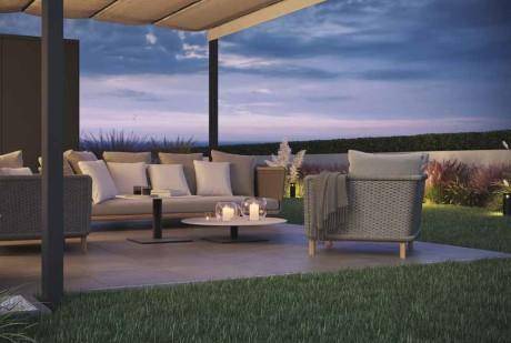 Gemütliche Terrasse mit modernen Lounge-Möbeln und stimmungsvoller Beleuchtung am Abend.