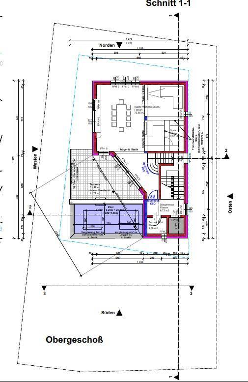 Grundriss des Obergeschosses mit großem Wohn-Essbereich, Küche und integriertem Pool.