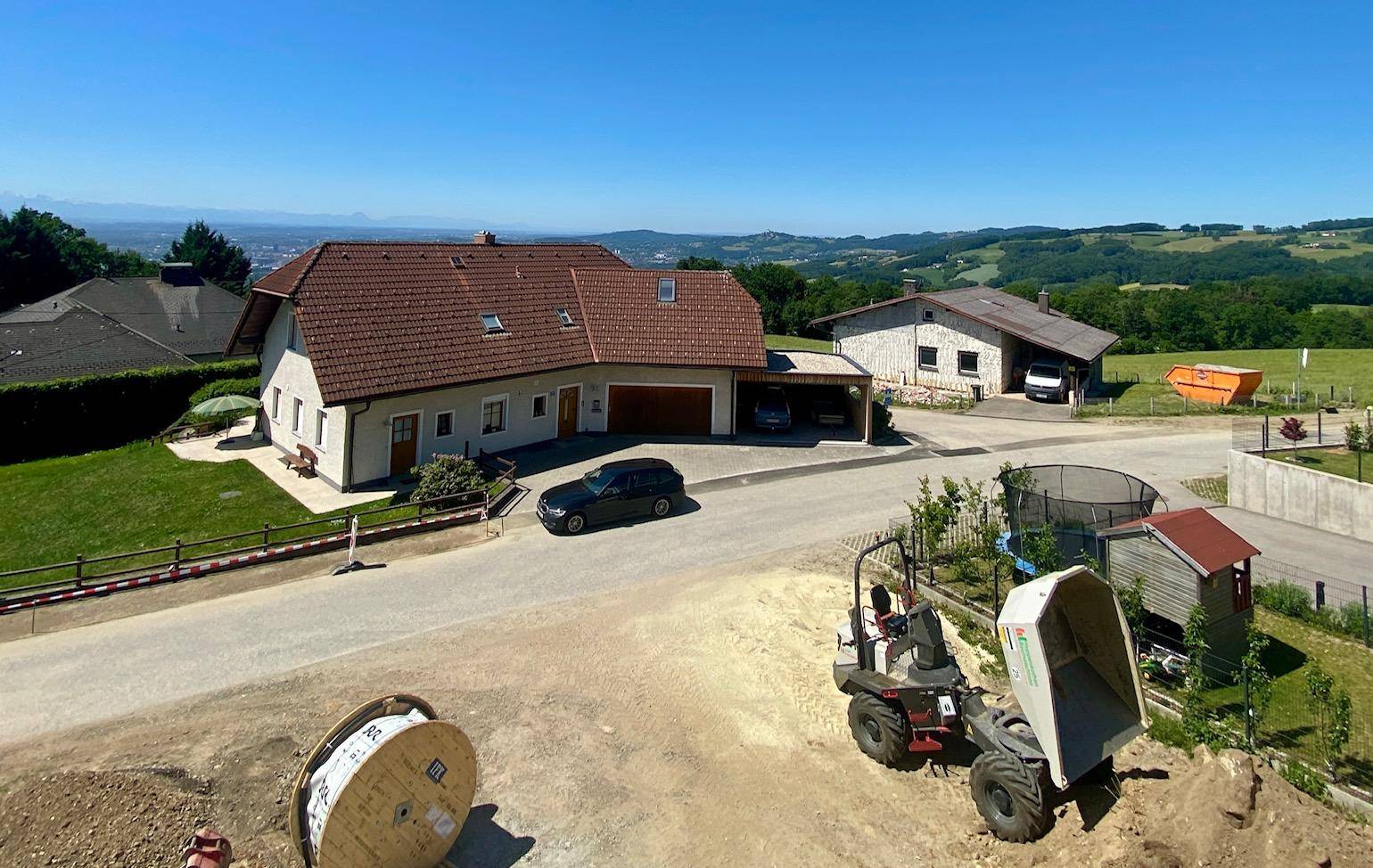 Erhöhte Ansicht der ländlichen Umgebung mit Wohnhäusern und weitem Blick in die Landschaft.
