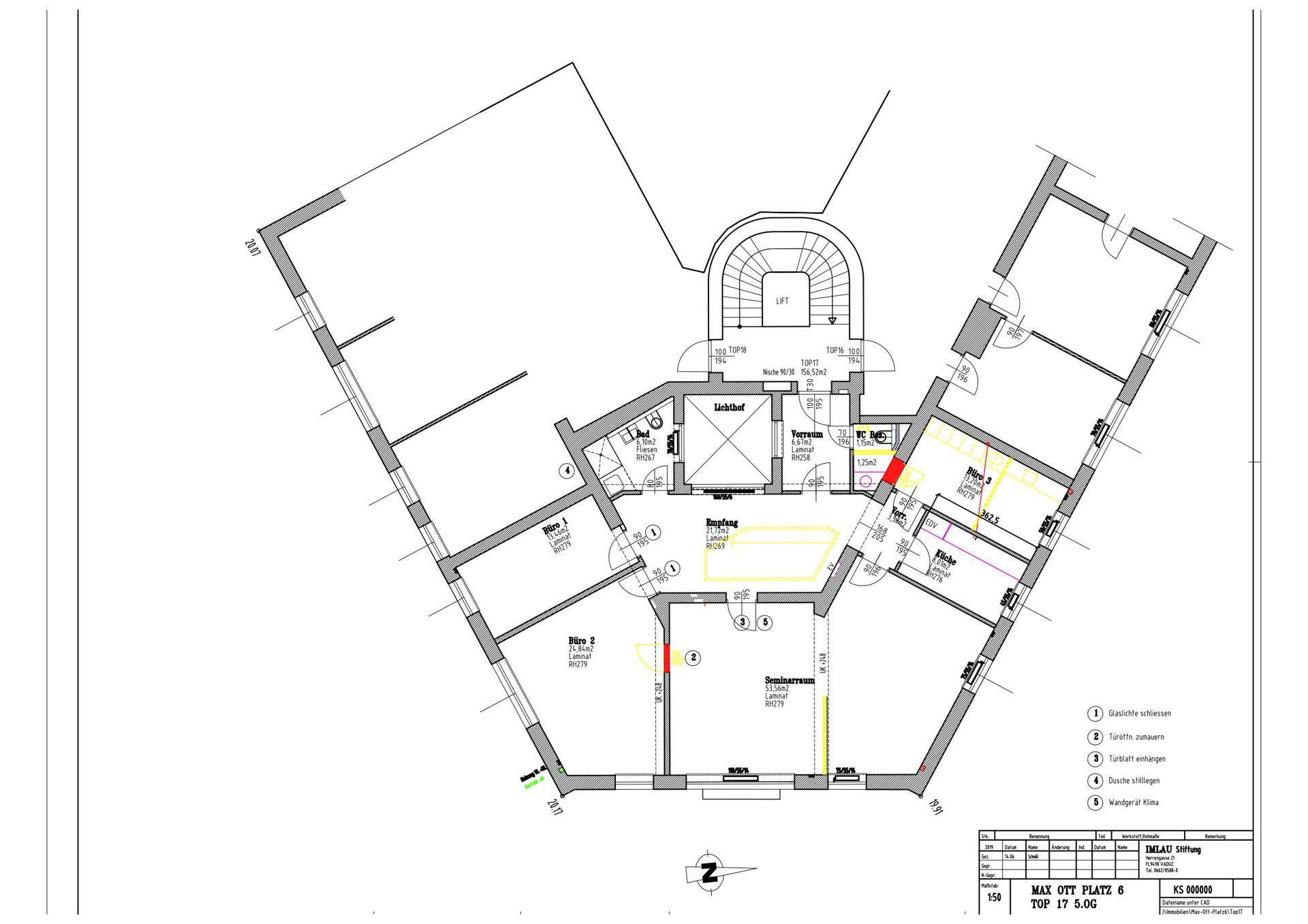 Detaillierter Grundriss der Immobilie mit verschiedenen Räumen und einem Treppenhaus.