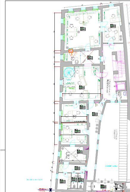 Detaillierter Grundriss einer Etage mit mehreren Büroräumen und einem langen Korridor.