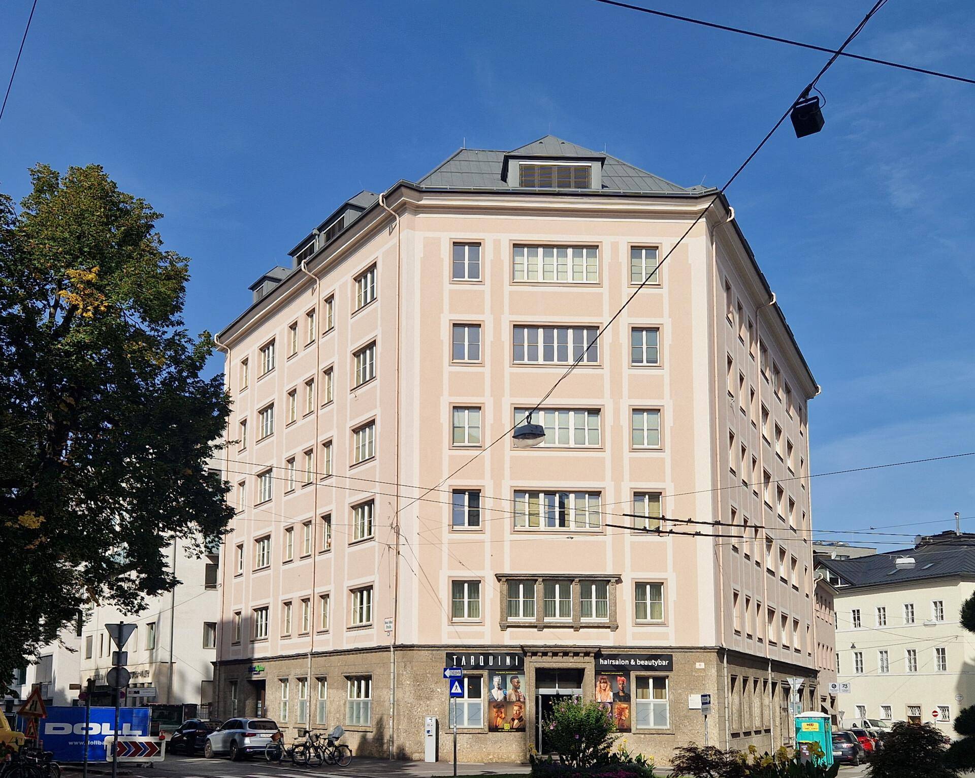 Ansicht eines charmanten Eckgebäudes mit mehreren Stockwerken und traditioneller Architektur.
