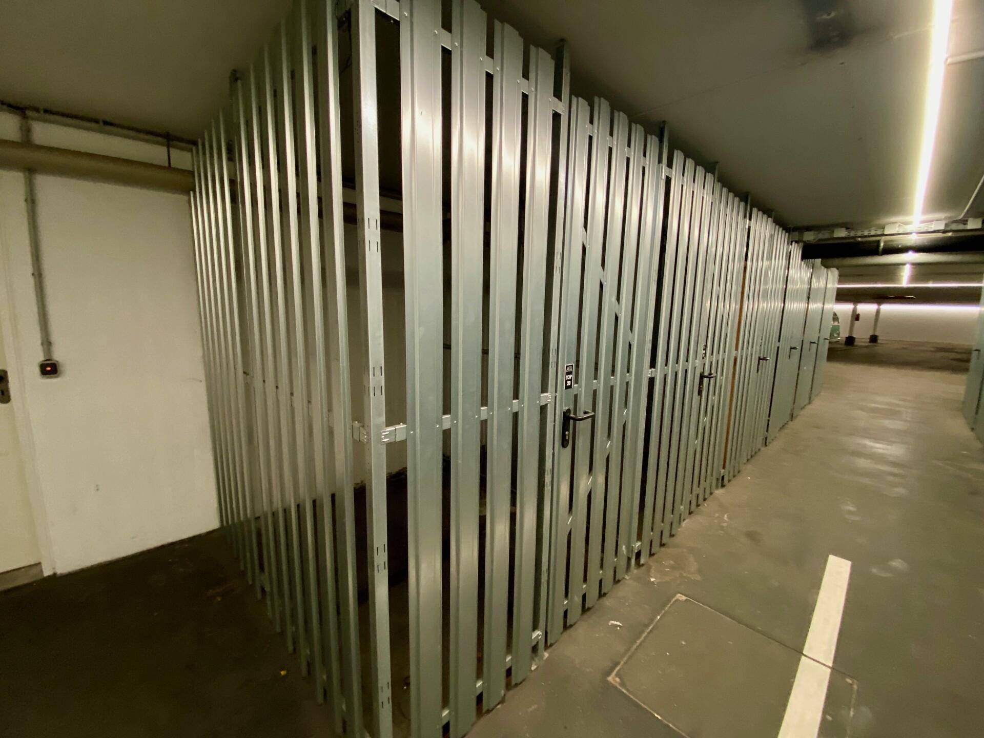Lagerraum im Keller mit mehreren Metallabtrennungen für individuelle Abteile.
