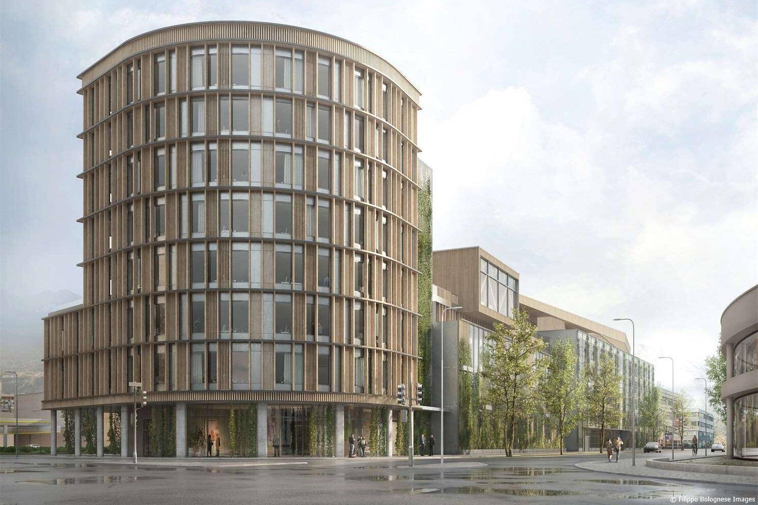 Eine moderne, runde Bürogebäude-Fassade mit vertikalen Holzlamellen und begrünten Elementen.