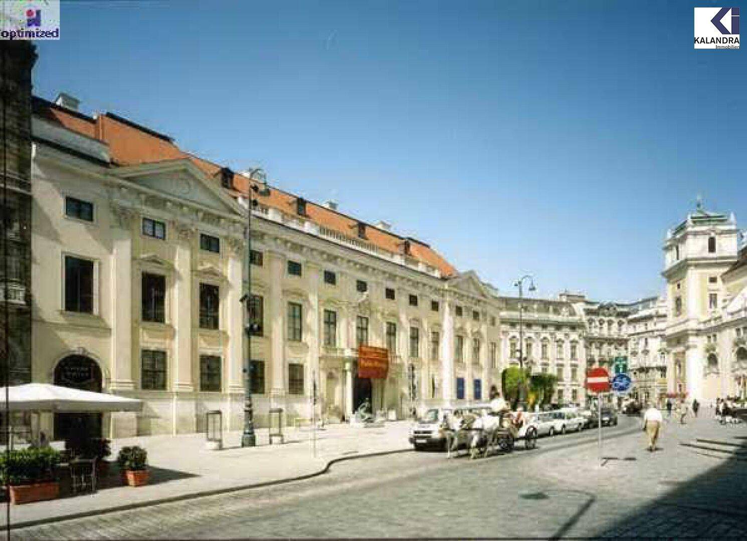 Historische Gebäude an einer belebten Straße mit Kutschen und Fußgängern unter blauem Himmel.